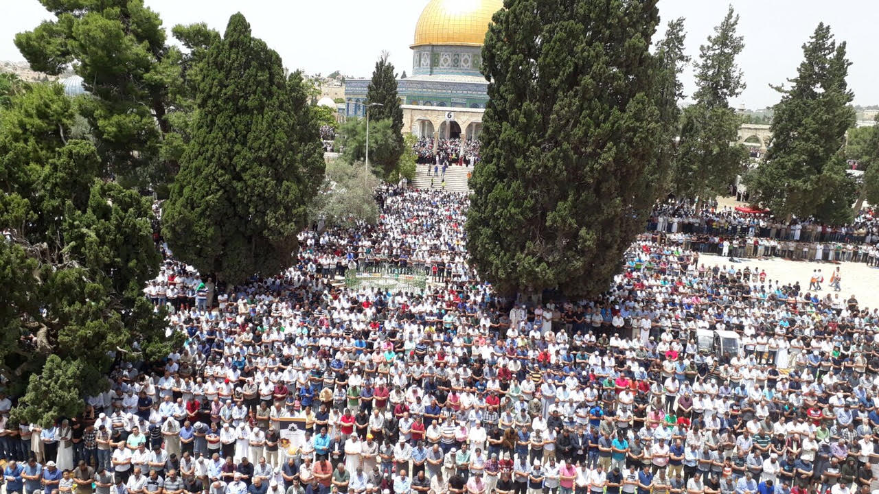 200 ألف مصل يؤدون الجمعة الثانية من رمضان بالأقصى